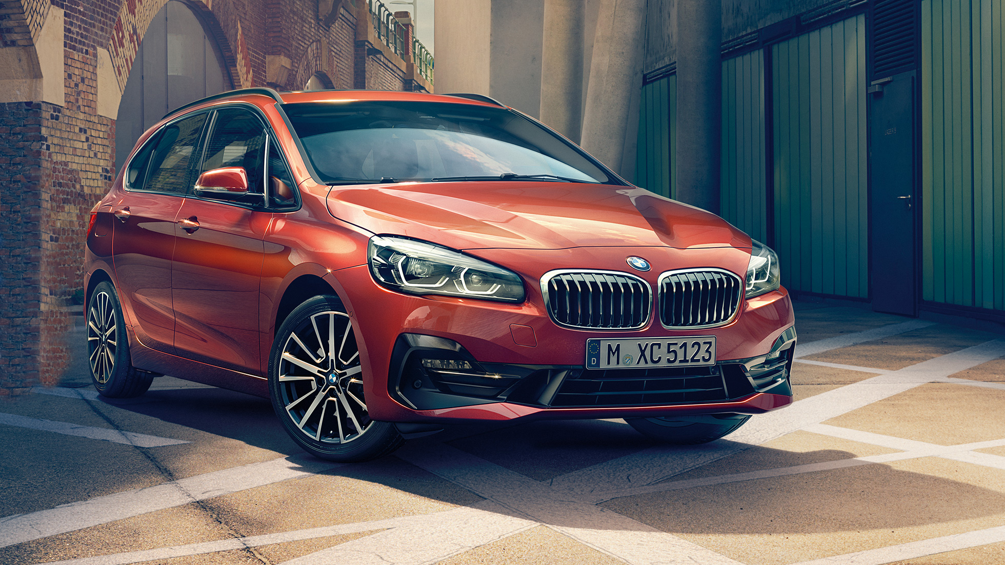 Exterior BMW 2 Series Active Tourer BMW 2 Series Active Tourer F45 Facelift 2018 Sunset Orange metallic three-quarter front view parkend in alley