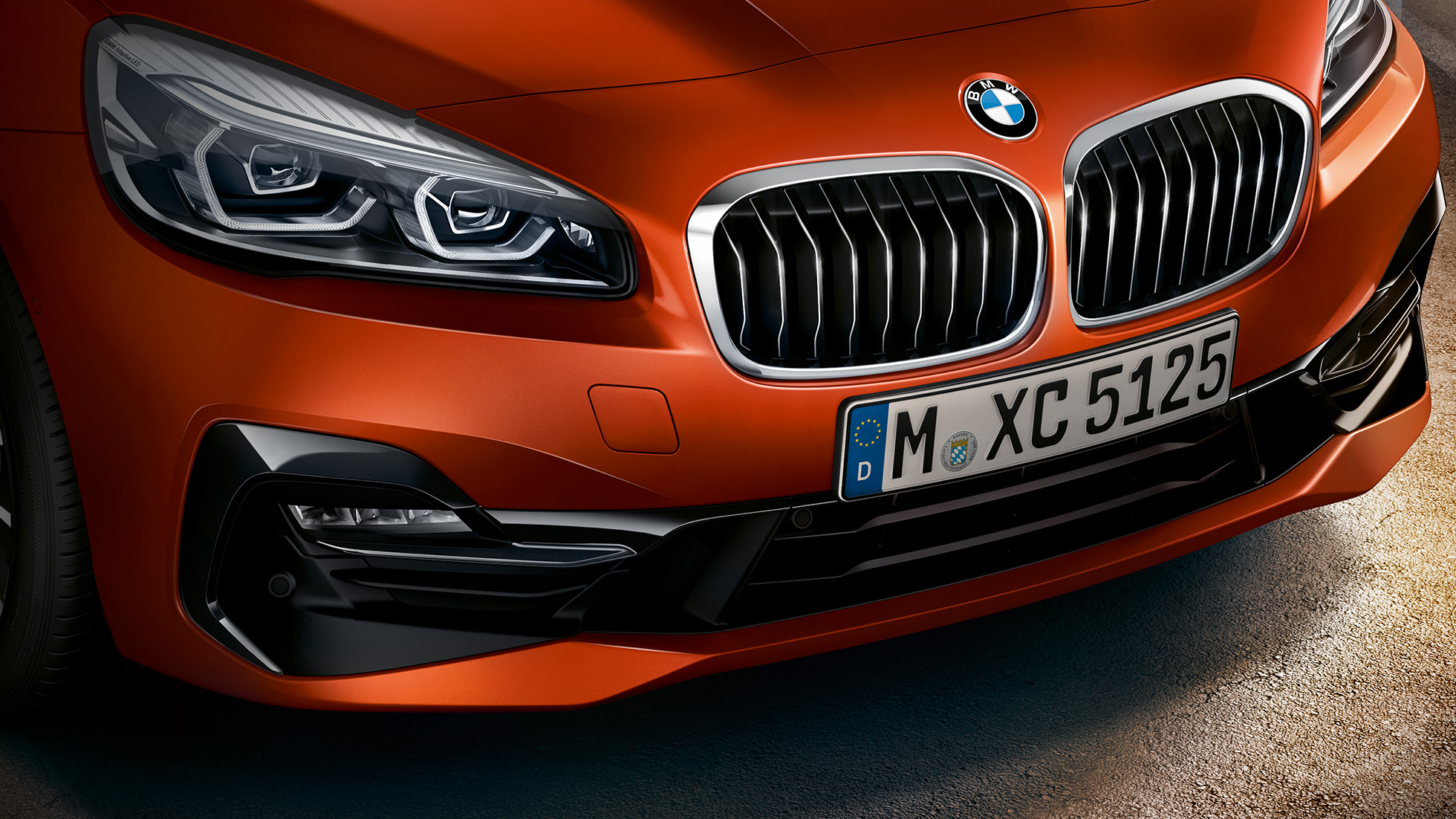 Double kidney grille BMW 2 Series Active Tourer Double kidney grille BMW 2 Series Active Tourer F45 Facelift 2018 Sunset Orange metallic close-up front