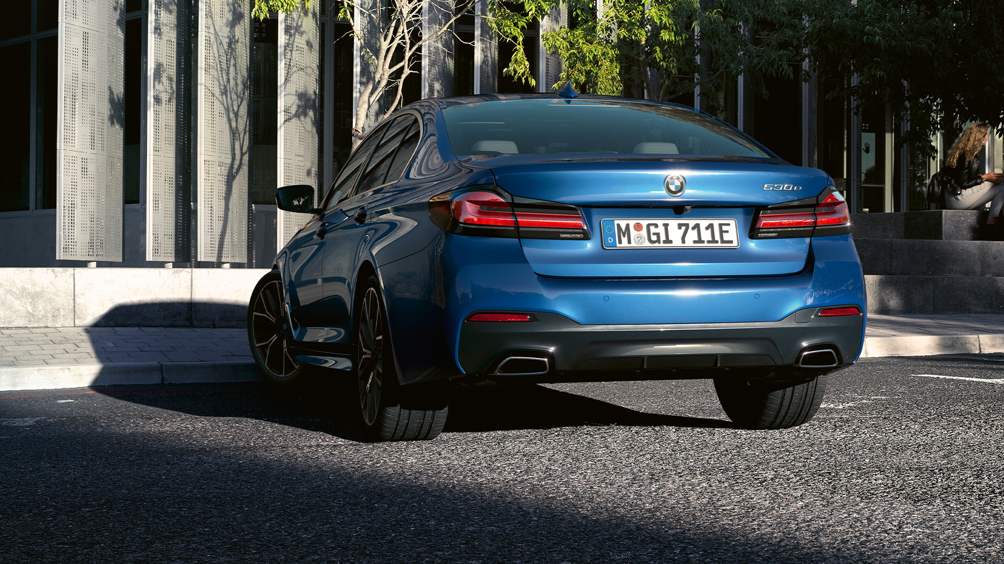 Rear apron BMW 5 Series Sedan G30 Free-form exhaust pipes BMW 5 Series Sedan G30 Facelift 2020 Phytonic Blue close-up rear