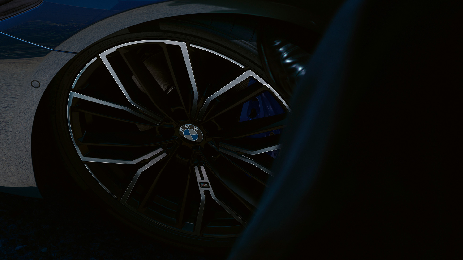 M light alloy wheel Y-spoke style 846 M BMW 5 Series Sedan G30 M light alloy wheel Y 846 M BMW 5 Series Sedan G30 Facelift 2020 Phytonic Blue close-up