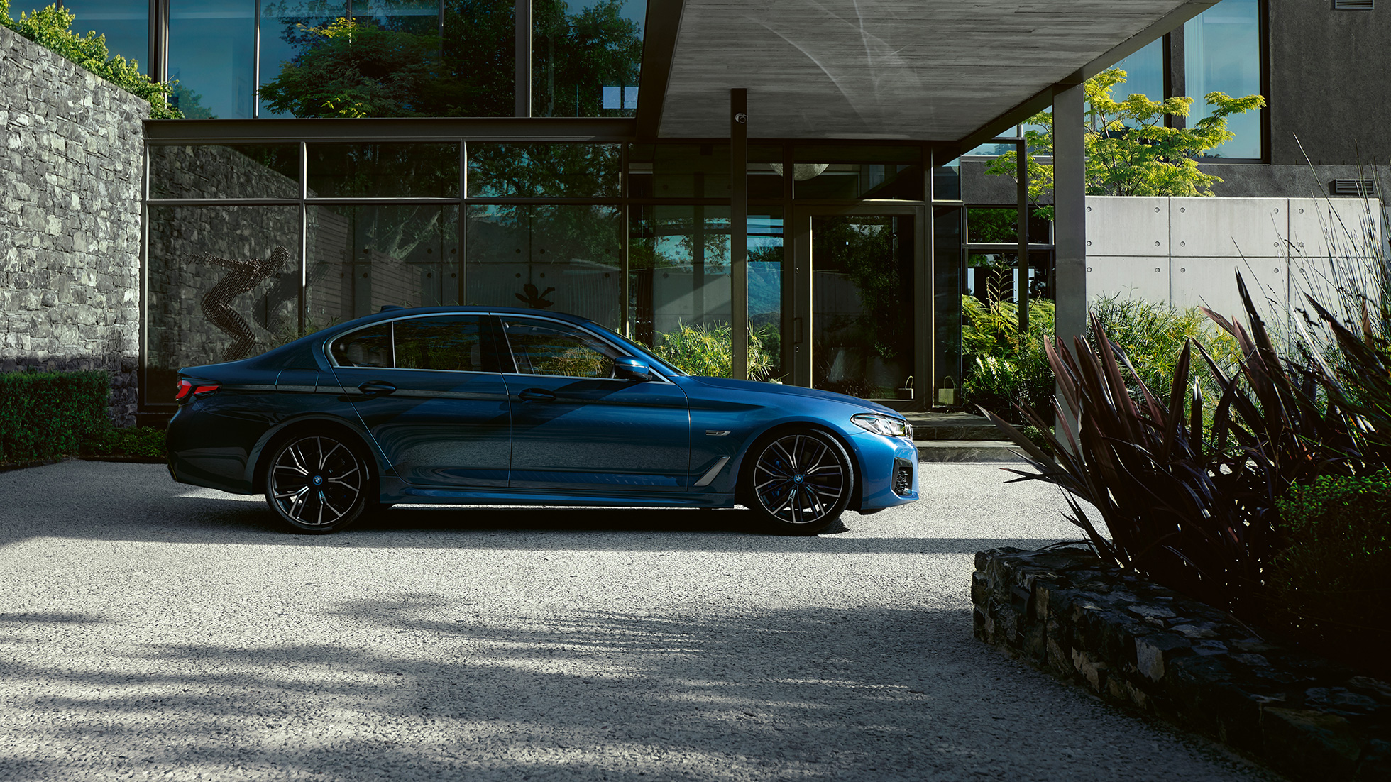 Exterior BMW 5 Series Sedan G30 BMW 5 Series Sedan G30 Facelift 2020 Phytonic Blue side view parked
