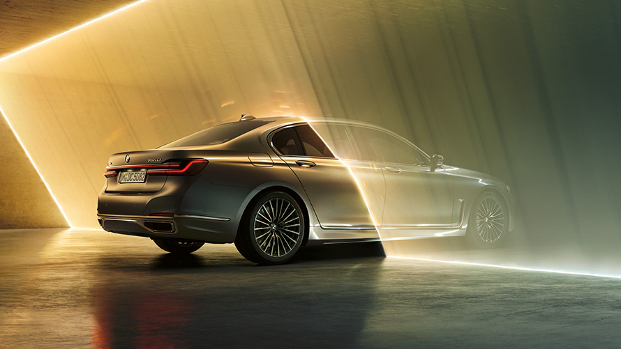 BMW 7 Series G11 G12 2021 technical data BMW 750Li xDrive Sedan G11 G12 2019 Bernina Grey Amber Effect three-quarter rear view surrounded by beams of light