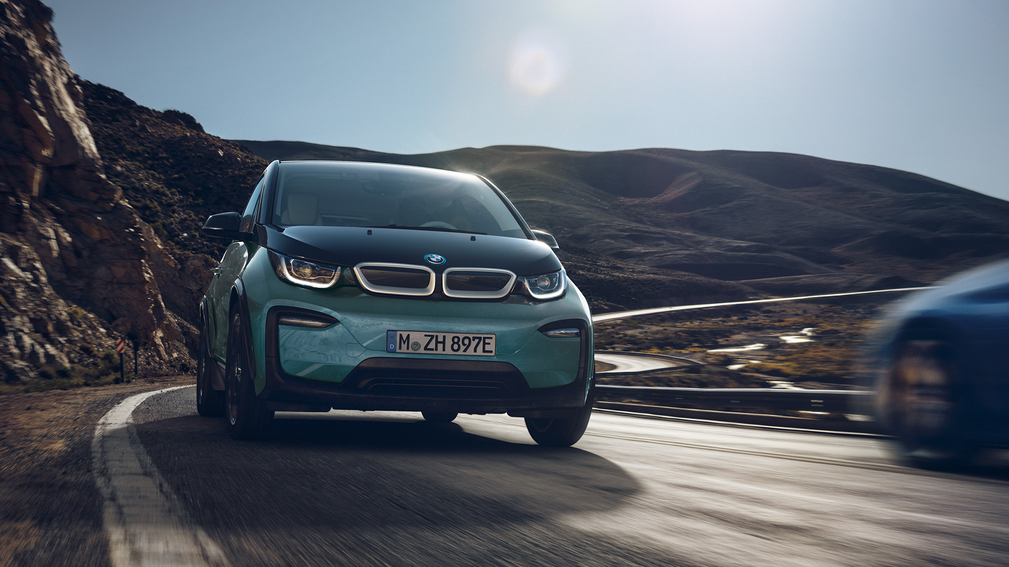 BMW i3 2018 side view driving BMW i3 I01 2018 Jucaro beige with Frozen Grey metallic highlight side view driving in urban setting