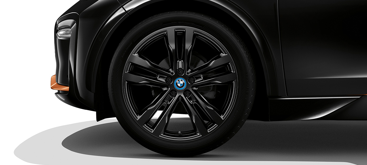 BMW i3s Edition RoadStyle 2019 lateral front with light alloy wheel BMW i3s Edition RoadStyle 2019 I01 Fluid Black with E-Copper highlights lateral front with light alloy wheel